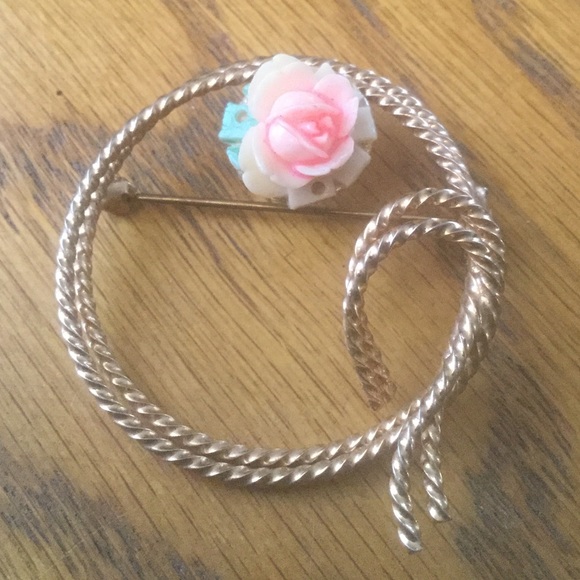 Twisted Rose Circle Pin - Picture 1 of 2